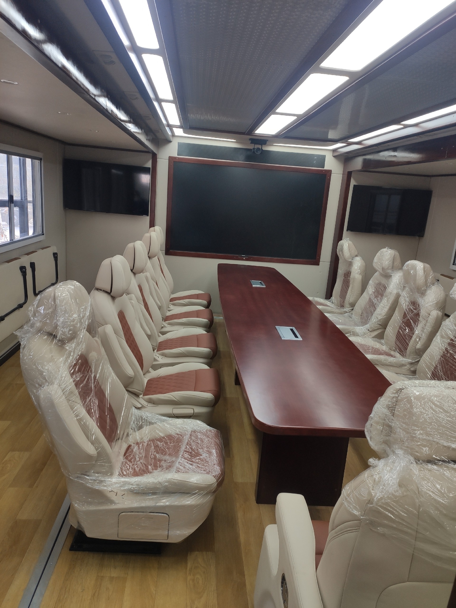 重汽汕德卡后雙橋指揮車(chē)